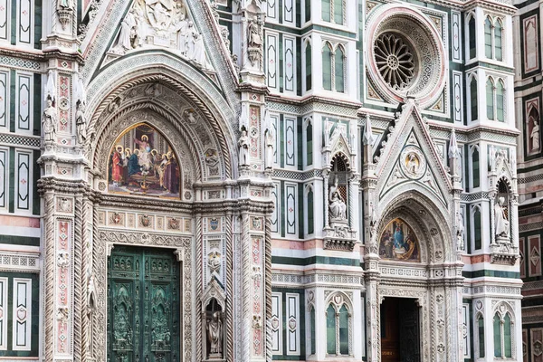 Díszes katedrális Santa Maria del Fiore homlokzata — Stock Fotó