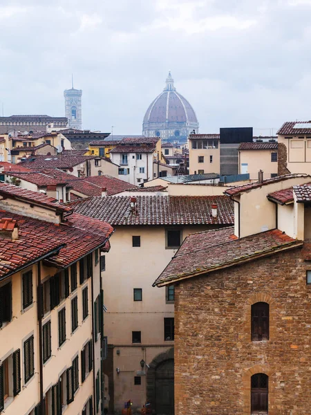 Ci-dessus vue sur les vieilles maisons de Florence ville sous la pluie — Photo