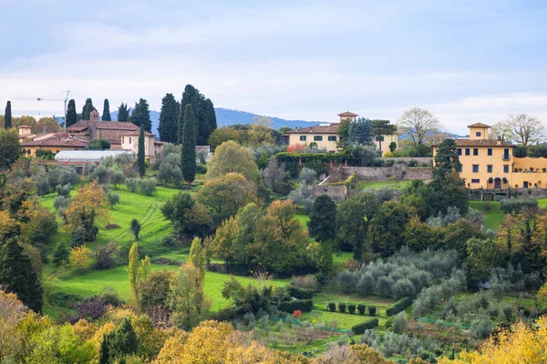Zelené a žluté zahrady na předměstí Florencie — Stock fotografie
