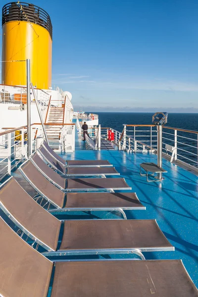 Chaises de bronzage sur le pont supérieur du paquebot de croisière — Photo