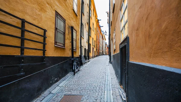 Pohled na ulici Prastgatan ve městě Stockholm — Stock fotografie