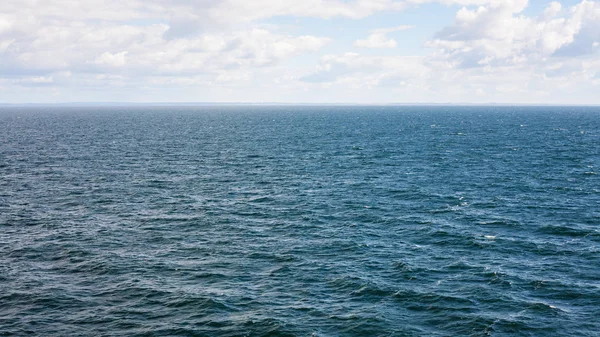 Onde ondulate sulla superficie del Mar Baltico in autunno — Foto Stock