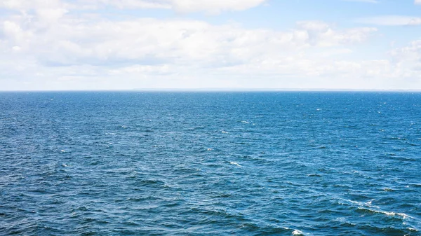 Ondulation des vagues sur l'eau bleue de la mer Baltique — Photo