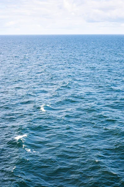 Ondas na superfície do frio Mar Báltico no outono — Fotografia de Stock