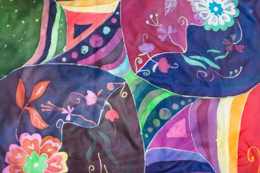 İpek batik geometrik ve floral desenine