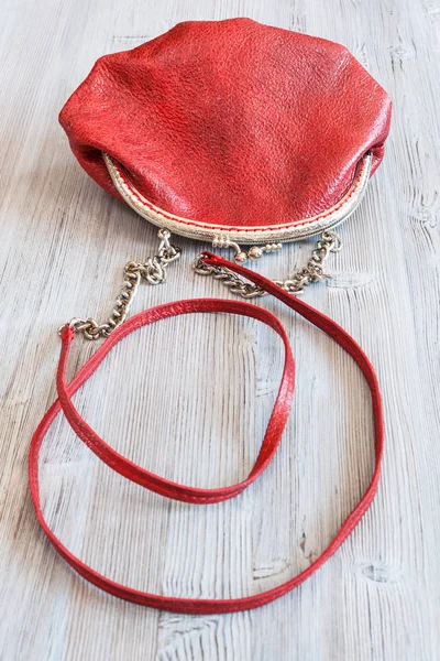 Bolso de mano mujer de cuero rojo en mesa de madera — Foto de Stock