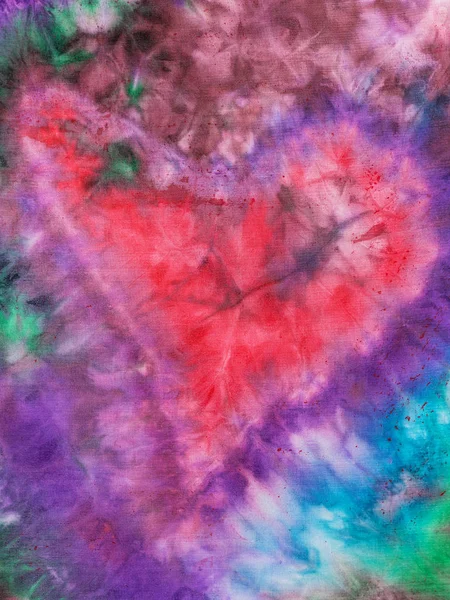 Coeur rouge peint à la main sur du batik de soie — Photo