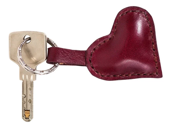 Современный ключ с красной кожаной формы сердца брелок — стоковое фото