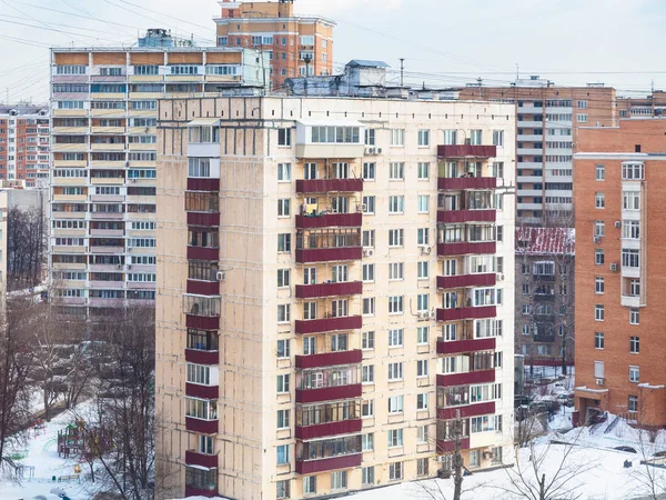 Casa de apartamentos en barrio residencial en invierno —  Fotos de Stock
