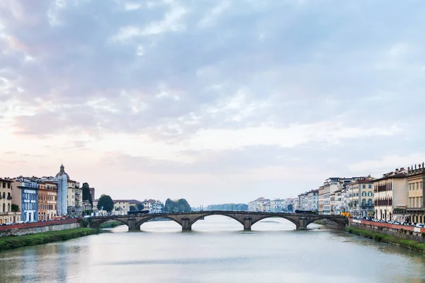 Blauwe en roze zonsondergang wolken boven de rivier Arno — Stockfoto