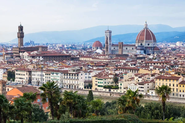 Por encima del paisaje urbano de Florencia ciudad —  Fotos de Stock
