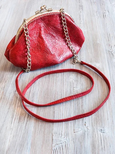 Pequeño bolso de cuero rojo para mujer —  Fotos de Stock