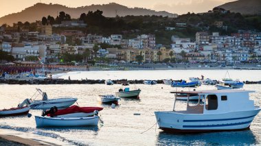 Giardini Naxos Town akşam Marina deniz araçları
