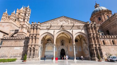 ziyaretçiler ve Palermo katedral içinde entrace