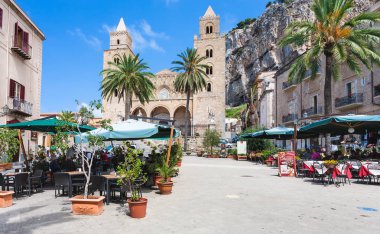 insanlar Duomo di Cefalu yakınındaki açık Cafe