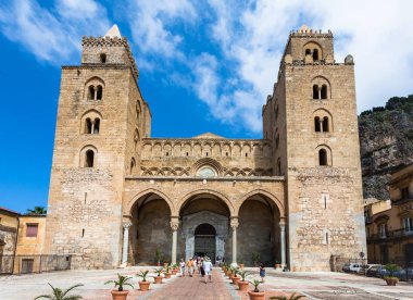 Duomo di Cefalu girişte yakınındaki ziyaretçi