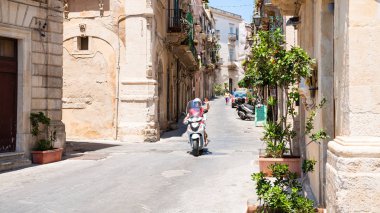 via Roma Syracuse şehirde sokakta scooter