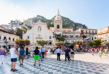 turistler kilise San Giuseppe Taormina yakınındaki