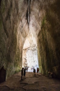 Dionysius kulak insanlarda Syracuse mağara