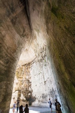 Orecchio di dombaycı turist Syracuse mağara