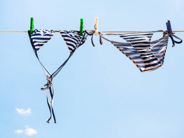Çizgili mayo clothesline üzerinde kurutulur