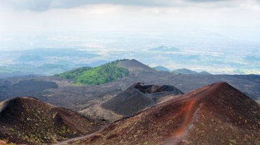 krater görünümünü Sicilya Etna Dağı üzerinde
