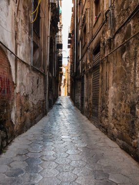 Palermo taş döşeme ile dar sokak