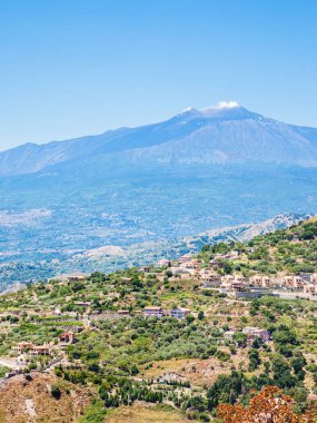 köy yeşil tepelerin ve Sicilya Etna yanardağı üzerinde