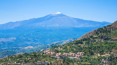 köyleri ve Sicilya Etna yanardağı görünümü