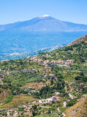 Yeşil kırsal ve Sicilya Etna yanardağı