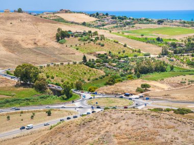 yollar ve Agrigento town yakınındaki tarım alanları