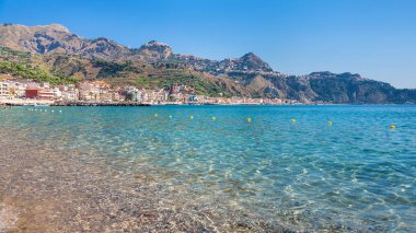 Taormina şehir ve Giardini Naxos köy görünümü