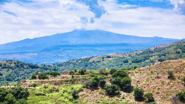 dağ yamacı ve Etna yanardağı ile Panorama