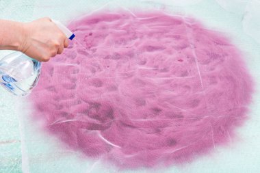 tuhafiyeci düzendeki net üzerinden lifleri ıslatıyor