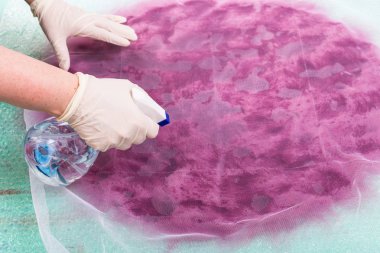 Şapkacı düzendeki net üzerinden lifler spreyler