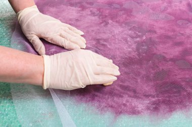 Şapkacı lifleri düzendeki net üzerinden lathers