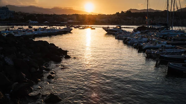 Liegeplatz in der Stadt giardini naxos bei Sonnenuntergang — Stockfoto