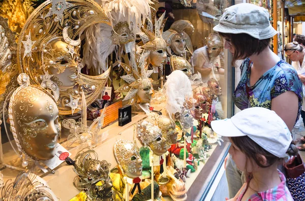 Turist Visa på dyra karneval masker — Stockfoto