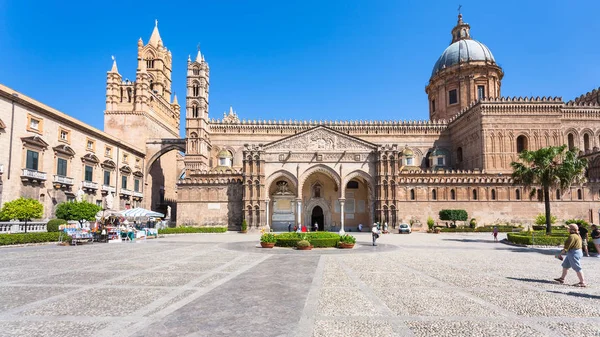 Personas y vista frontal de la Catedral de Palermo — Foto de Stock