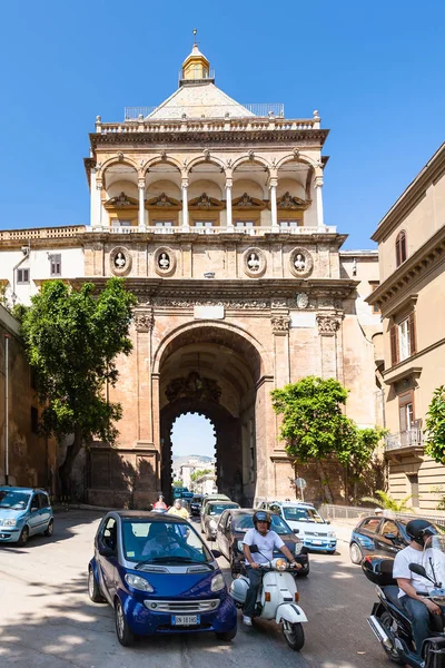 Traffico stradale vicino a Porta Nuova a Palermo — Foto Stock