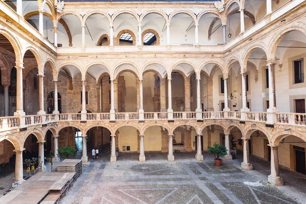 Nádvoří Palazzo dei Normanni ve městě Palermo — Stock fotografie
