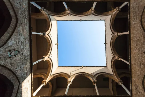 Hof van Palazzo Chiaramonte - Steri in Palermo — Stockfoto