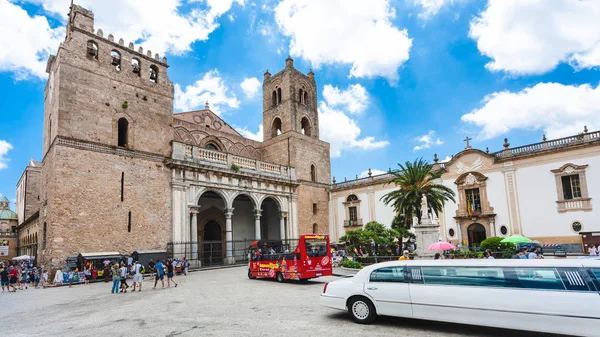 Osób i autobusowego na placu Duomo di Monreale — Zdjęcie stockowe