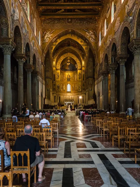 Návštěvníci v interiéru Duomo di Monreale v Sicílii — Stock fotografie