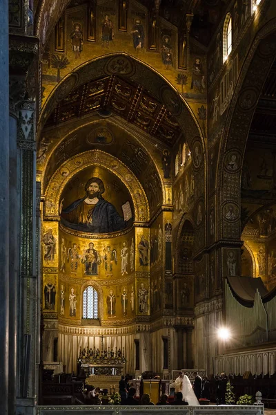 Bruiloft in interieur Duomo di Monreale op Sicilië — Stockfoto