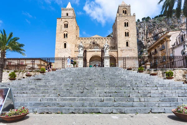 Turisti vicino alla porta del Duomo di Cefalu in Sicilia — Foto Stock