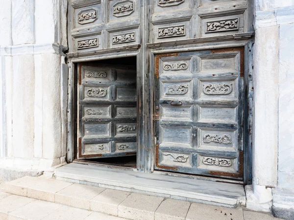 シチリア島のドゥオーモ ・ ディ ・ チェファルーの古いドア — ストック写真