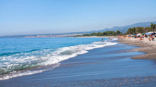 Personnes sur la plage de galets San Marco en Sicile — Photo