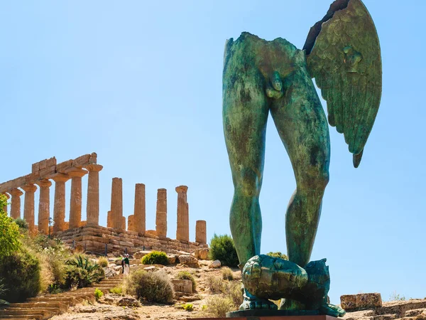 Icarus heykel ve Juno Temple Agrigento'da — Stok fotoğraf