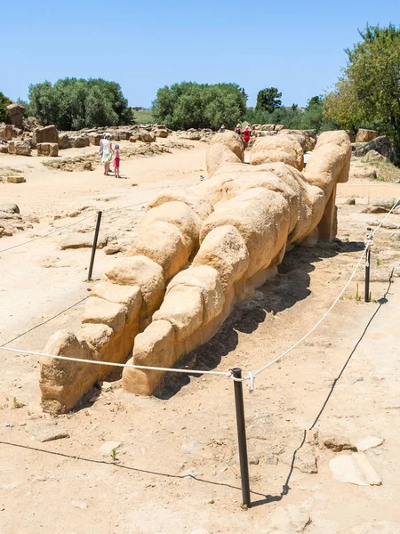 Touristen und Statue des Atlas in Agrigent, Sizilien — Stockfoto